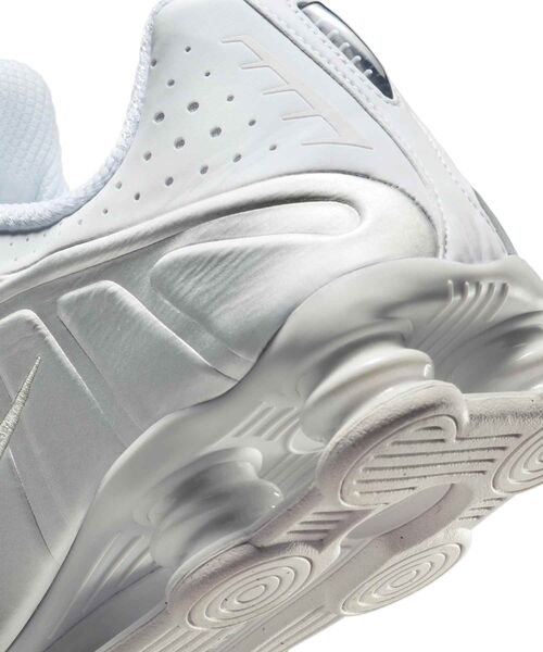 NIKE(ナイキ)の「ナイキ ショックス R4 メンズシューズ / Nike Shox R4 Men's Shoes HQ1988-101 White(スニーカー・メンズ・ホワイト・24/24.5/25/25.5/26/26.5/27/27.5/28/28.5/29/29.5/30)」の9枚目の写真