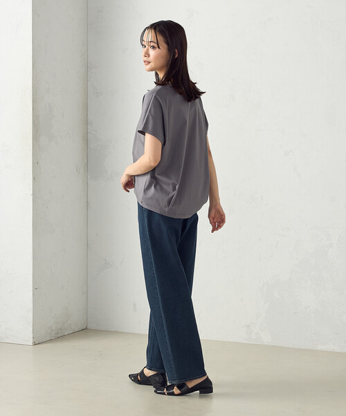 COMME CA ISM(コムサイズム)の「シルケットスムースUネックプルオーバー(Tシャツ/カットソー・レディース・グレイッシュベージュ/チャコール/ブラック・FREE)」の9枚目の写真