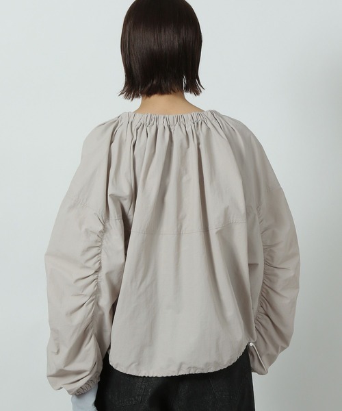 LAKOLE（ラコレ）の「袖ボリュームナイロンブルゾン / 290772（ブルゾン・レディース・グレイッシュベージュ/オフホワイト/ブラック・LARGE/MEDIUM）」の10枚目の写真