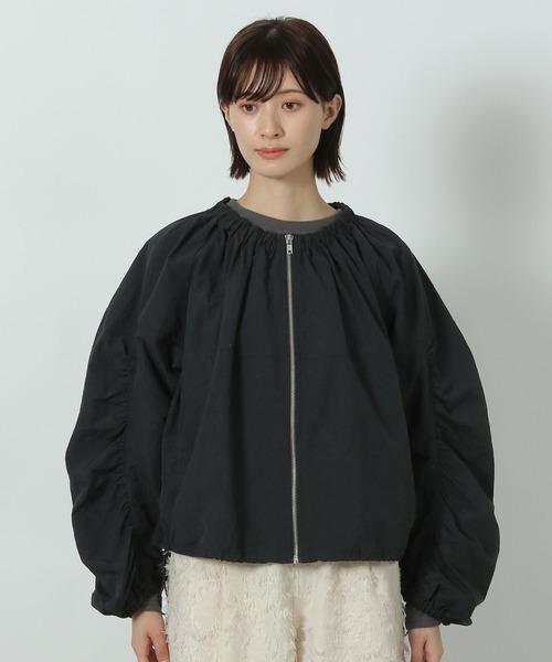 LAKOLE（ラコレ）の「袖ボリュームナイロンブルゾン / 290772（ブルゾン・レディース・グレイッシュベージュ/オフホワイト/ブラック・LARGE/MEDIUM）」の11枚目の写真