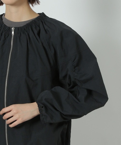 LAKOLE（ラコレ）の「袖ボリュームナイロンブルゾン / 290772（ブルゾン・レディース・グレイッシュベージュ/オフホワイト/ブラック・LARGE/MEDIUM）」の14枚目の写真