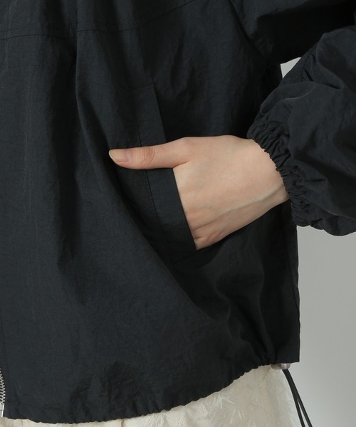 LAKOLE（ラコレ）の「袖ボリュームナイロンブルゾン / 290772（ブルゾン・レディース・グレイッシュベージュ/オフホワイト/ブラック・LARGE/MEDIUM）」の15枚目の写真