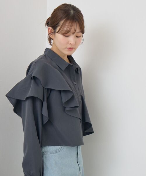 RETRO GIRL(レトロガール)の「フリルクロップドSH(シャツ/ブラウス・レディース・ブラック系その他2/ナチュラル/チャコールグレー・FREE)」の5枚目の写真