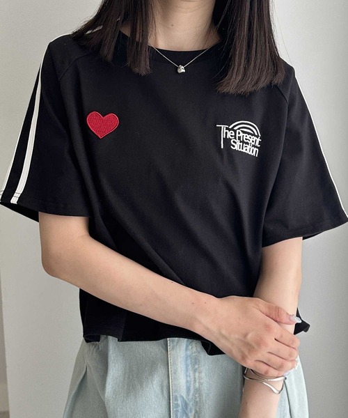FIRST MOOD（ファーストムード）の「《FIRSTMOODコラボ》ハートロゴ刺繍袖ラインミニTシャツ（Tシャツ/カットソー・レディース・オートミール/ブラック・MEDIUM/LARGE）」の2枚目の写真