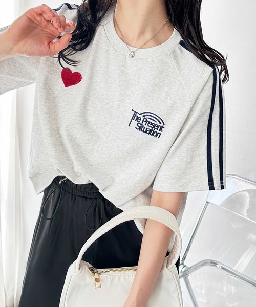 FIRST MOOD（ファーストムード）の「《FIRSTMOODコラボ》ハートロゴ刺繍袖ラインミニTシャツ（Tシャツ/カットソー・レディース・オートミール/ブラック・MEDIUM/LARGE）」の4枚目の写真