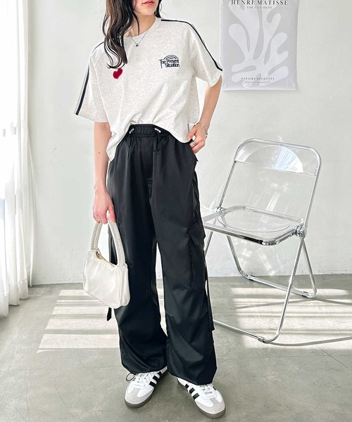 FIRST MOOD（ファーストムード）の「《FIRSTMOODコラボ》ハートロゴ刺繍袖ラインミニTシャツ（Tシャツ/カットソー・レディース・オートミール/ブラック・MEDIUM/LARGE）」の5枚目の写真