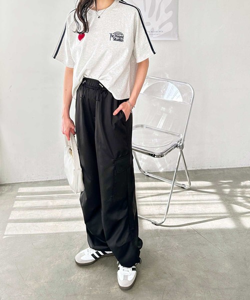 FIRST MOOD（ファーストムード）の「《FIRSTMOODコラボ》ハートロゴ刺繍袖ラインミニTシャツ（Tシャツ/カットソー・レディース・オートミール/ブラック・MEDIUM/LARGE）」の6枚目の写真