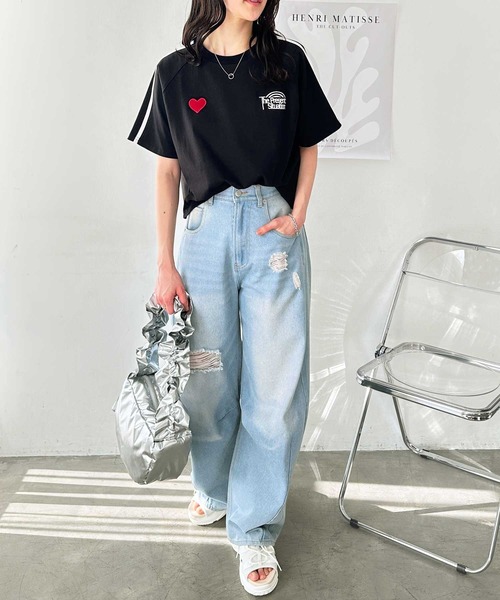 FIRST MOOD（ファーストムード）の「《FIRSTMOODコラボ》ハートロゴ刺繍袖ラインミニTシャツ（Tシャツ/カットソー・レディース・オートミール/ブラック・MEDIUM/LARGE）」の3枚目の写真