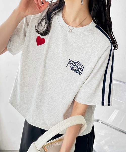 FIRST MOOD（ファーストムード）の「《FIRSTMOODコラボ》ハートロゴ刺繍袖ラインミニTシャツ（Tシャツ/カットソー・レディース・オートミール/ブラック・MEDIUM/LARGE）」の9枚目の写真
