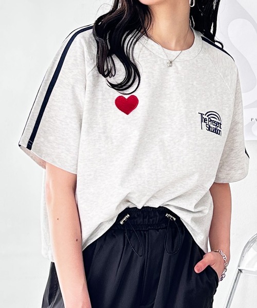 FIRST MOOD（ファーストムード）の「《FIRSTMOODコラボ》ハートロゴ刺繍袖ラインミニTシャツ（Tシャツ/カットソー・レディース・オートミール/ブラック・MEDIUM/LARGE）」の8枚目の写真