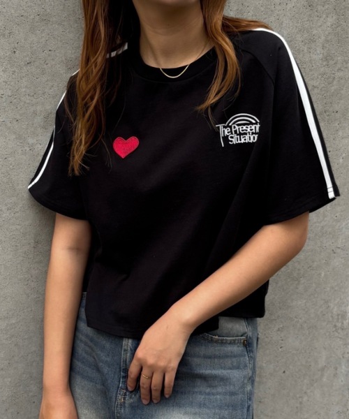 FIRST MOOD（ファーストムード）の「《FIRSTMOODコラボ》ハートロゴ刺繍袖ラインミニTシャツ（Tシャツ/カットソー・レディース・オートミール/ブラック・MEDIUM/LARGE）」の12枚目の写真