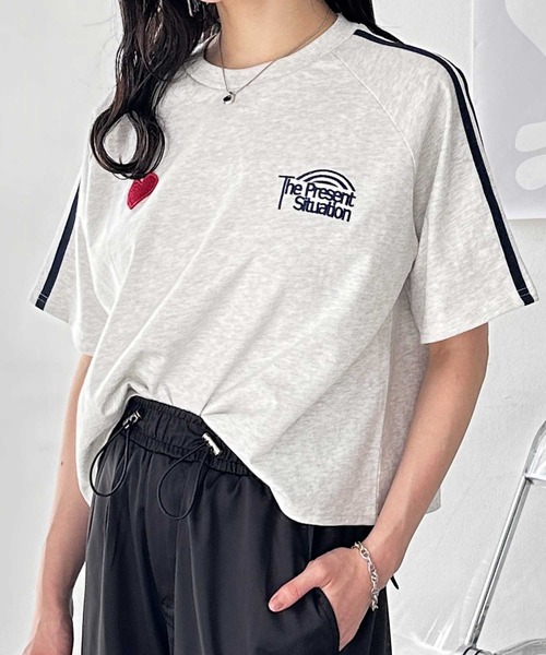 FIRST MOOD（ファーストムード）の「《FIRSTMOODコラボ》ハートロゴ刺繍袖ラインミニTシャツ（Tシャツ/カットソー・レディース・オートミール/ブラック・MEDIUM/LARGE）」の14枚目の写真