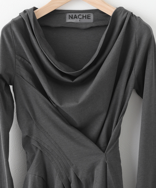 NACHE(ナチェ)の「【Geek Office / ギークオフィス】NACHE/ナチェ インクライン ドレーピング スリーブ(Tシャツ/カットソー・レディース・ブラック/チャコールグレー・FREE)」の4枚目の写真