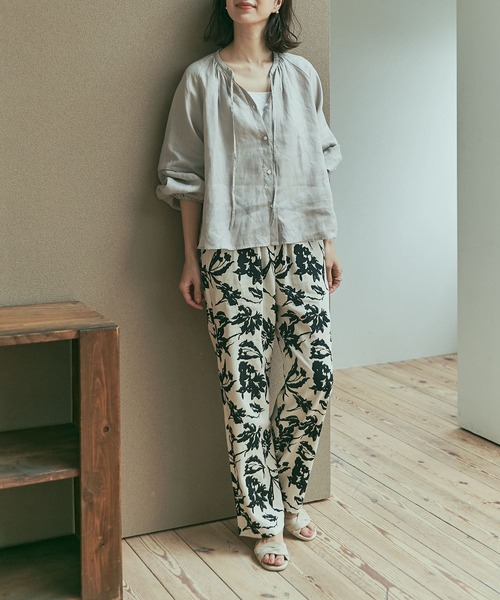 新品アーバンリサーチドアーズ◎リネンレーヨンフラワープリントパンツNAT×BLK URBAN RESEARCH DOORS（アーバンリサーチドアーズ）の「リネン