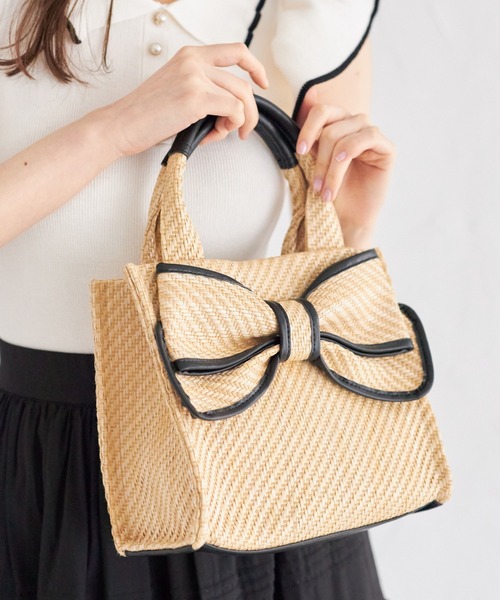 tocco closet（トッコ　クローゼット）の「ビックリボン付きパイピングペーパーバッグ（ハンドバッグ・レディース・モカ/ベージュ・M）」の2枚目の写真