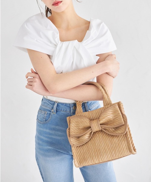 tocco closet（トッコ　クローゼット）の「ビックリボン付きパイピングペーパーバッグ（ハンドバッグ・レディース・モカ/ベージュ・M）」の4枚目の写真