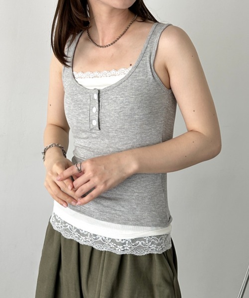 CLEA（クレア）の「カップ付きレースレイヤード風タンクトップ（タンクトップ・レディース・ブラック/グレー/レッド・FREE）」の11枚目の写真