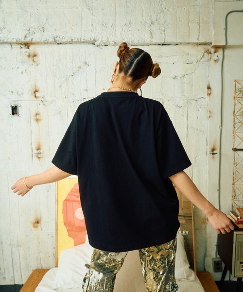 INTER FACTORY（インターファクトリー）の「AINA - ラインストーンロゴフェイスプリントBIG Tシャツ　GOSSIP CLUB　made in INTER FACTORY（Tシャツ/カットソー・レディース・ホワイト/ブラック・FREE）」の8枚目の写真