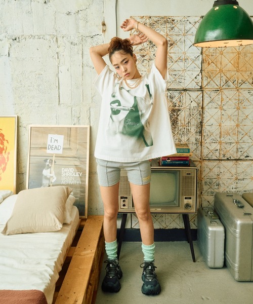 INTER FACTORY（インターファクトリー）の「AINA - ラインストーンロゴフェイスプリントBIG Tシャツ　GOSSIP CLUB　made in INTER FACTORY（Tシャツ/カットソー・レディース・ホワイト/ブラック・FREE）」の4枚目の写真