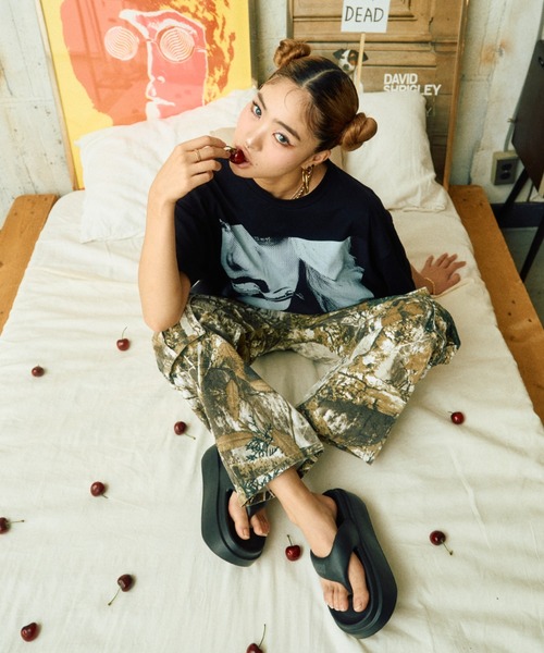 INTER FACTORY（インターファクトリー）の「AINA - ラインストーンロゴフェイスプリントBIG Tシャツ　GOSSIP CLUB　made in INTER FACTORY（Tシャツ/カットソー・レディース・ホワイト/ブラック・FREE）」の14枚目の写真