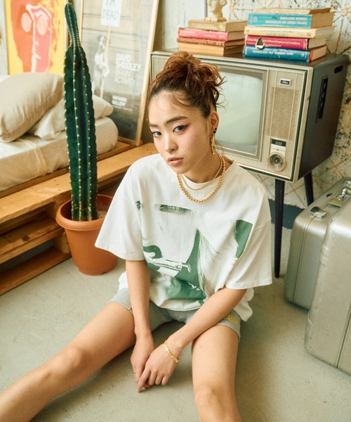INTER FACTORY（インターファクトリー）の「AINA - ラインストーンロゴフェイスプリントBIG Tシャツ　GOSSIP CLUB　made in INTER FACTORY（Tシャツ/カットソー・レディース・ホワイト/ブラック・FREE）」の16枚目の写真