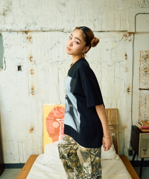 INTER FACTORY（インターファクトリー）の「AINA - ラインストーンロゴフェイスプリントBIG Tシャツ　GOSSIP CLUB　made in INTER FACTORY（Tシャツ/カットソー・レディース・ホワイト/ブラック・FREE）」の17枚目の写真