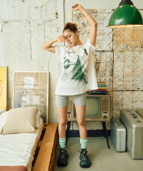 INTER FACTORY（インターファクトリー）の「AINA - ラインストーンロゴフェイスプリントBIG Tシャツ　GOSSIP CLUB　made in INTER FACTORY（Tシャツ/カットソー・レディース・ホワイト/ブラック・FREE）」の18枚目の写真