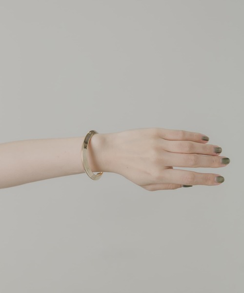 SMELLY（スメリー）の「アンギュラーバングル（ブレスレット・レディース・ゴールド・-）」の2枚目の写真