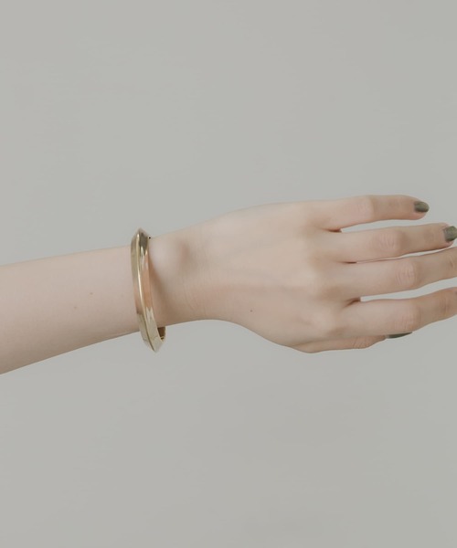 SMELLY（スメリー）の「アンギュラーバングル（ブレスレット・レディース・ゴールド・-）」の3枚目の写真