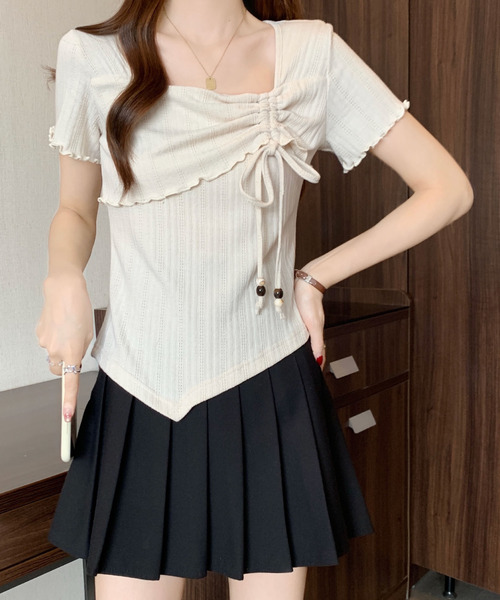 2ly2(トゥーリートゥー)の「スクエアネック×ギャザーデザイントップス(Tシャツ/カットソー・レディース・ベージュ/ブラック・FREE)」の10枚目の写真