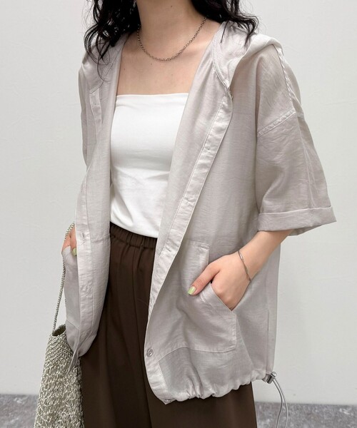 fredy emue（フレディエミュ）の「シアーフーディハーフスリーブシャツ（シャツ/ブラウス・レディース・ブラウン/オフホワイト/ブラック/グレイッシュベージュ・38）」の4枚目の写真