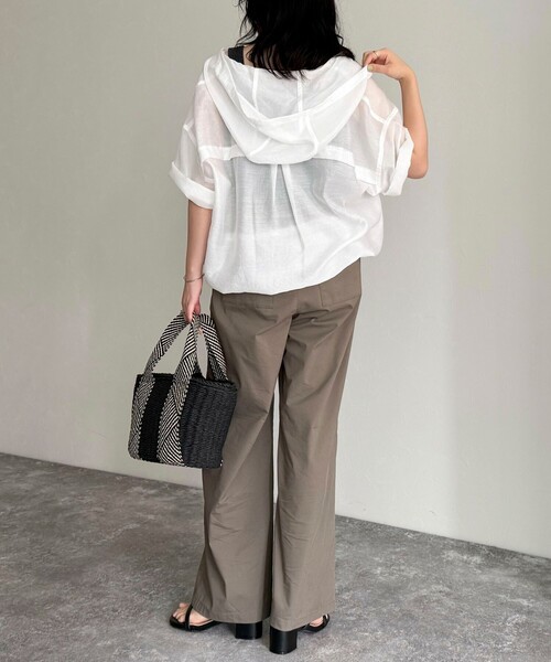 fredy emue（フレディエミュ）の「シアーフーディハーフスリーブシャツ（シャツ/ブラウス・レディース・ブラウン/オフホワイト/ブラック/グレイッシュベージュ・38）」の8枚目の写真