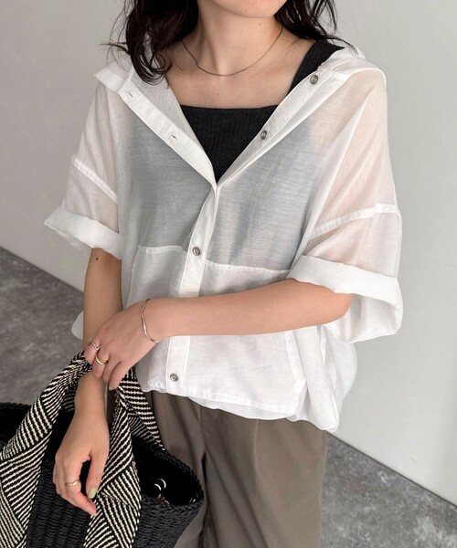 fredy emue（フレディエミュ）の「シアーフーディハーフスリーブシャツ（シャツ/ブラウス・レディース・ブラウン/オフホワイト/ブラック/グレイッシュベージュ・38）」の9枚目の写真