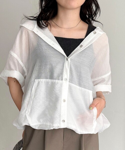 fredy emue（フレディエミュ）の「シアーフーディハーフスリーブシャツ（シャツ/ブラウス・レディース・ブラウン/オフホワイト/ブラック/グレイッシュベージュ・38）」の10枚目の写真