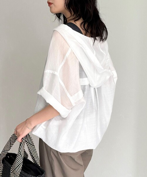 fredy emue（フレディエミュ）の「シアーフーディハーフスリーブシャツ（シャツ/ブラウス・レディース・ブラウン/オフホワイト/ブラック/グレイッシュベージュ・38）」の11枚目の写真