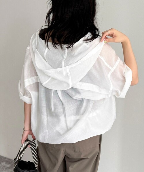 fredy emue（フレディエミュ）の「シアーフーディハーフスリーブシャツ（シャツ/ブラウス・レディース・ブラウン/オフホワイト/ブラック/グレイッシュベージュ・38）」の12枚目の写真