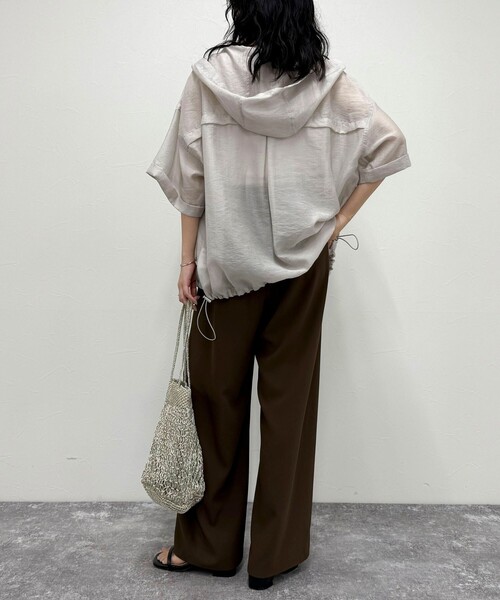 fredy emue（フレディエミュ）の「シアーフーディハーフスリーブシャツ（シャツ/ブラウス・レディース・ブラウン/オフホワイト/ブラック/グレイッシュベージュ・38）」の16枚目の写真