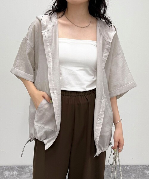 fredy emue（フレディエミュ）の「シアーフーディハーフスリーブシャツ（シャツ/ブラウス・レディース・ブラウン/オフホワイト/ブラック/グレイッシュベージュ・38）」の18枚目の写真