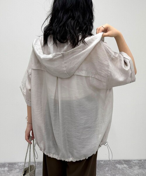 fredy emue（フレディエミュ）の「シアーフーディハーフスリーブシャツ（シャツ/ブラウス・レディース・ブラウン/オフホワイト/ブラック/グレイッシュベージュ・38）」の19枚目の写真