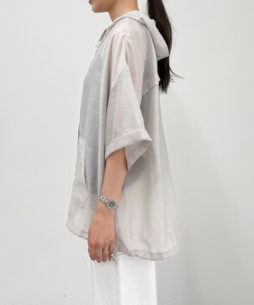 fredy emue（フレディエミュ）の「シアーフーディハーフスリーブシャツ（シャツ/ブラウス・レディース・ブラウン/オフホワイト/ブラック/グレイッシュベージュ・38）」の22枚目の写真