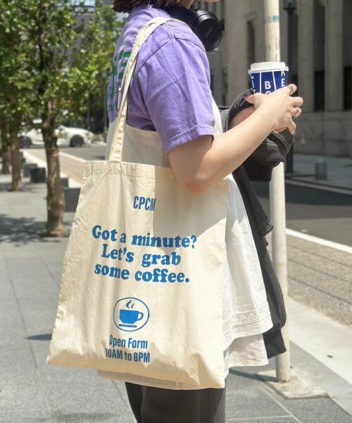 CPCM(シーピーシーエム)の「アソートプリントロゴトート(トートバッグ・レディース・ホワイト/グリーン/パープル/オレンジ・FREE)」の1枚目の写真