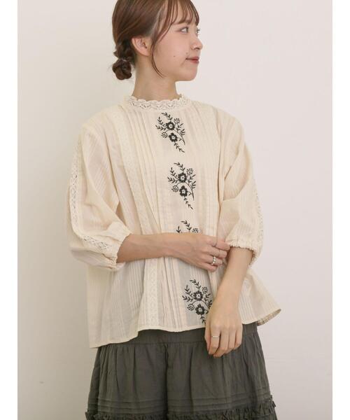 Samansa Mos2(サマンサ モスモス)の「フラワー柄刺繍レースブラウス(シャツ/ブラウス・レディース・オフホワイト/チャコールグレー/キナリ/ピンク・F)」の7枚目の写真