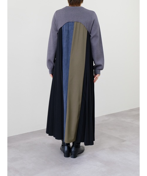 TEVALT（ヴァレット）の「サイドプリーツ配色ニットワンピース（ワンピース・レディース・ブラック/チャコールグレー/ボルドー・38）」の4枚目の写真