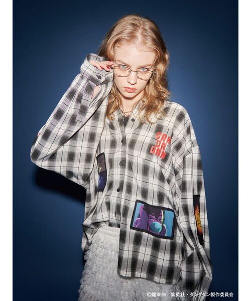 jouetie（ジュエティ）の「【TVアニメ『ダンダダン』・jouetie】シーンオーバーシャツ（シャツ/ブラウス・レディース・オフホワイト/ブラック/レッド・MEDIUM）」の21枚目の写真