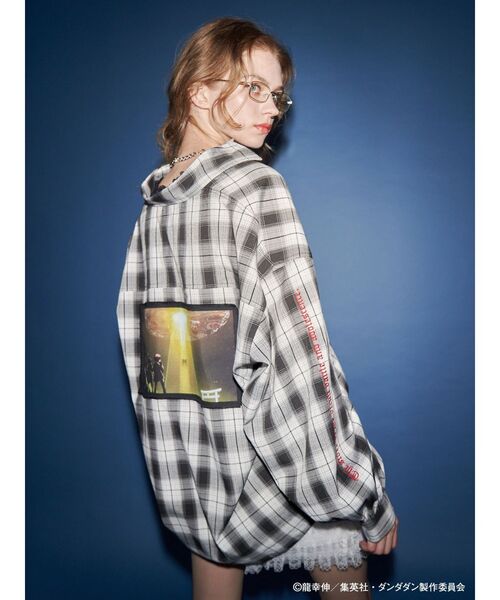 jouetie（ジュエティ）の「【TVアニメ『ダンダダン』・jouetie】シーンオーバーシャツ（シャツ/ブラウス・レディース・オフホワイト/ブラック/レッド・MEDIUM）」の5枚目の写真