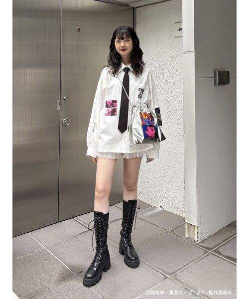 jouetie（ジュエティ）の「【TVアニメ『ダンダダン』・jouetie】シーンオーバーシャツ（シャツ/ブラウス・レディース・オフホワイト/ブラック/レッド・MEDIUM）」の19枚目の写真