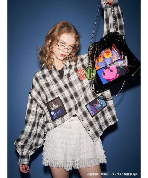 jouetie（ジュエティ）の「【TVアニメ『ダンダダン』・jouetie】シーンオーバーシャツ（シャツ/ブラウス・レディース・オフホワイト/ブラック/レッド・MEDIUM）」の3枚目の写真