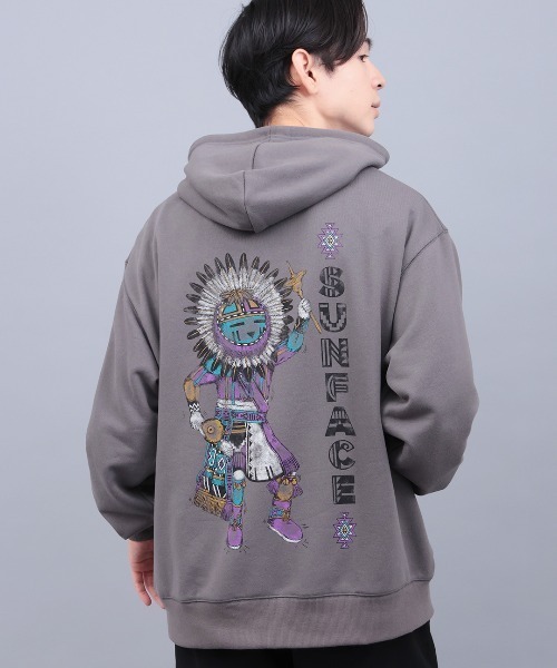 チチカカ（チチカカ）の「サンフェイスプリントスウェットプルパーカー【ユニセックス】（パーカー・レディース・カラフル/マスタード/チャコールグレー・FREE）」の2枚目の写真