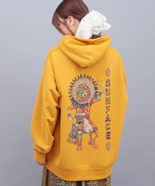 チチカカ（チチカカ）の「サンフェイスプリントスウェットプルパーカー【ユニセックス】（パーカー・レディース・カラフル/マスタード/チャコールグレー・FREE）」の3枚目の写真