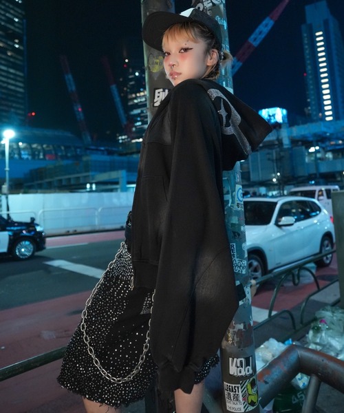 Never mind the XU（ネバーマインドザエックスユー）の「【NMTXU】rhinestone design zip parka / 【エヌエムティーエックスユー】ラインストーンデザインダブルジップパーカー（パーカー・メンズ・ブラック/チャコール・S/M）」の2枚目の写真